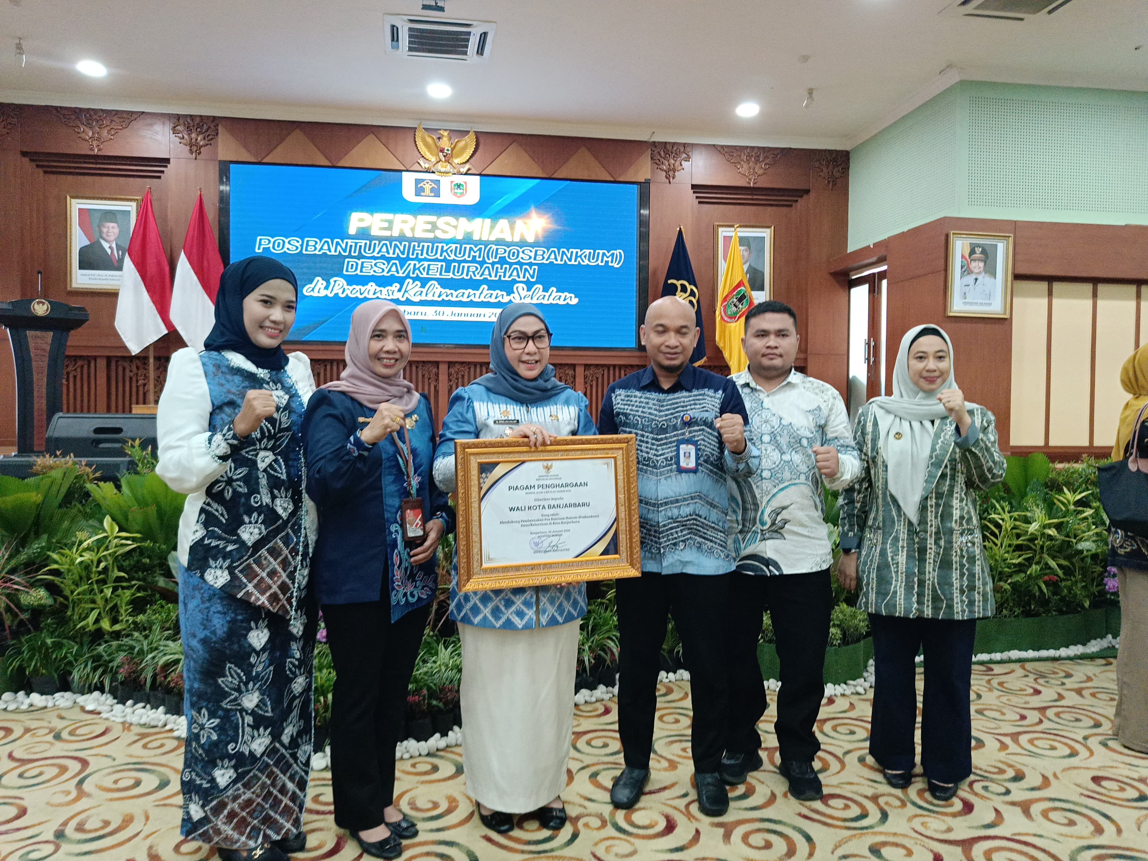 Piagam penghargaan mendukung pembentukan posbankum kelurahan di Kota Banjarbaru dalam peresmian Posbankum di Kalimantan Selatan (Sheilla/ Radar Banjarmasin)