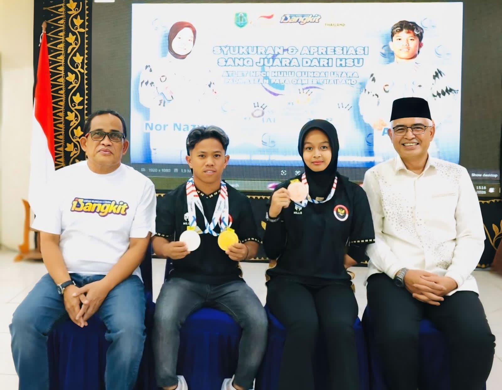 MOMEN:Bupati dan Wakil Bupati HSU, H Sahrujani dan Hero Setiawan foto bersama atlet NPC berprestasi di tingkat Internasional pada ajang NPC Thailand.