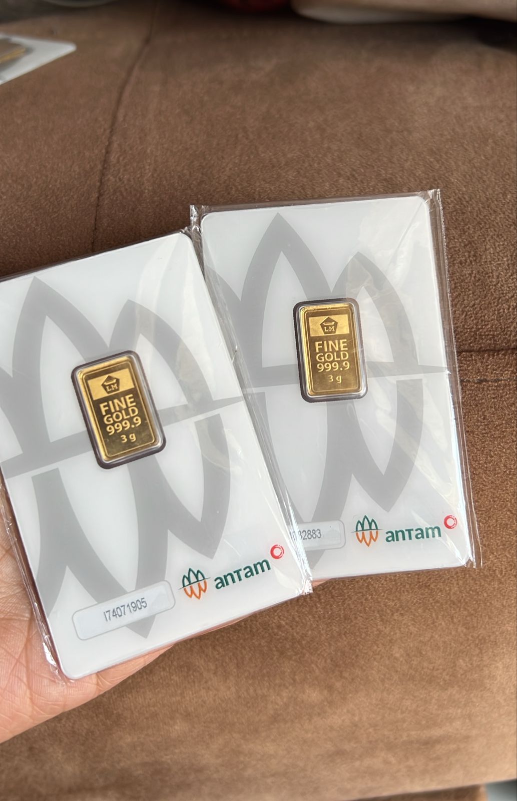 ANJLOK:Harga emas turun drastis di akhir Januari 2026.