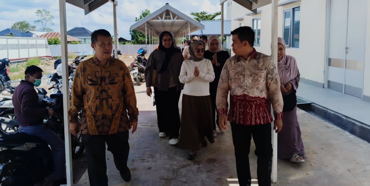 MOMEN:Sekda HSU, Adi Lesmana dan Ketua PKK HSU, Hj Murniati dan jajaran meninjau korban keracunan di RSUD Pambalah Batung Amuntai.