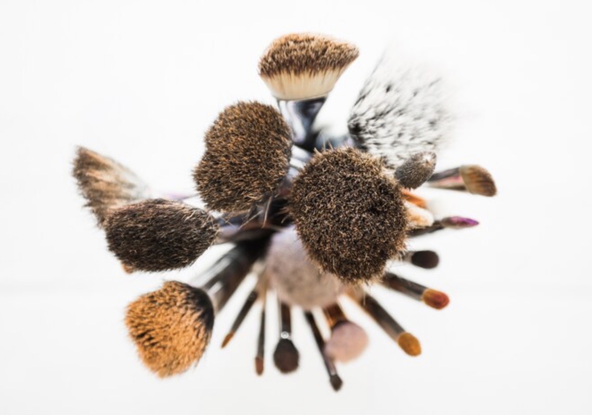 TOOLS: Alat makeup yang dipakai terus-terusan juga harus dibersihkan berkala. (Foto: Freepik)
