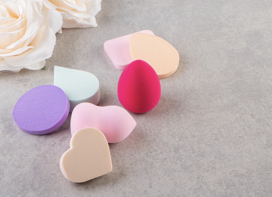 ANEKA FUNGSI: Sponge atau spons makeup terdiri dari berbagai bentuk dan fungsi. (Foto: Freepik)