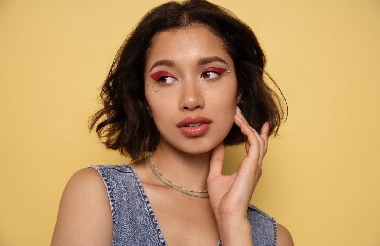 CANTIK: Berdandan cantik untuk pergi ke konser kini menjadi tren di kalangan masyarakat. (Foto: Freepik)