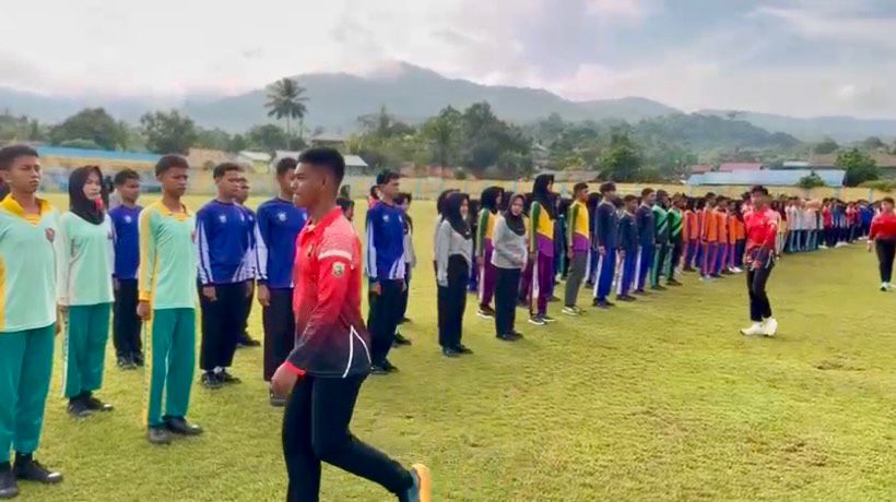 BERLATIH: Saat ratusan siswa di Kotabaru dilatih kepaskibraan oleh Paskibra Kotabaru 2025 dan PPI Kotabaru.