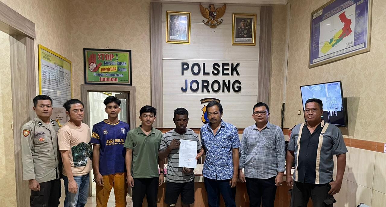 BERUJUNG DAMAI: FS (25) (memegang kertas) pria yang diduga mau menggelapkan motor korban saat membuat pernyataan damai.