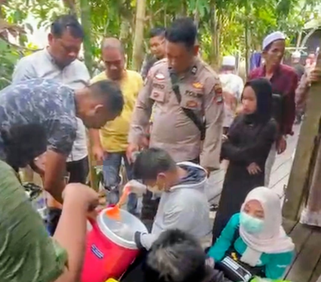 KERACUNAN MASSAL: Anggota Polsek Banjang saat mengambil sampel es buah hajatan di Desa Baru Tabing, Kecamatan Banjang, HSU.