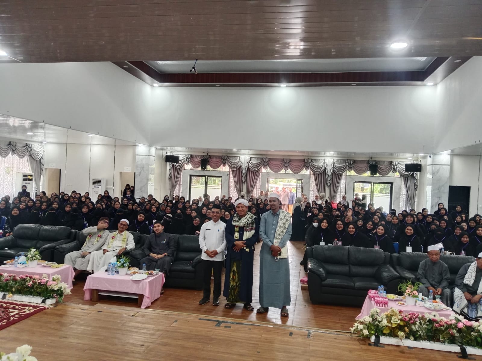 Sekretaris DPRD Kabupaten Balangan H Tamrin berfoto bersama Assoc Prof Dr Al-Habib Segaf Baharun MHI dan peserta Seminar Hijrah Digital di Aula Mayang Maurai, Paringin, Rabu (14/1/2026).
