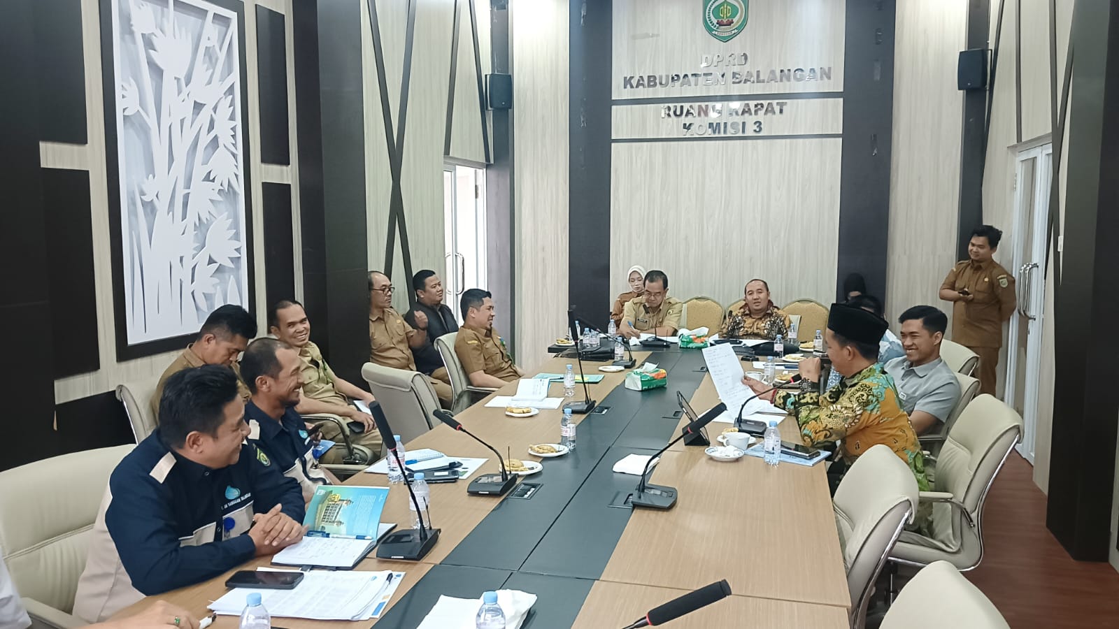 Rapat kerja Komisi III DPRD Kabupaten Balangan bersama jajaran PDAM dan perwakilan pemerintah daerah membahas peningkatan pelayanan air bersih, Selasa (20/1/2025).