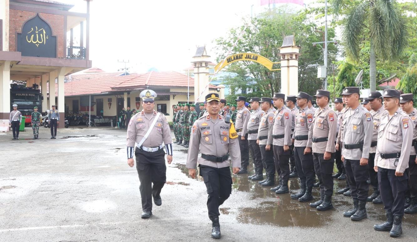 OPERASI: Wakapolres HSU, Kompol Sony Fratago Lumban Gaol, saat cek kesiapan personel Ops Keselamatan Intan di halaman Polres Hulu Sungai Utara, Senin (2/2/2026).