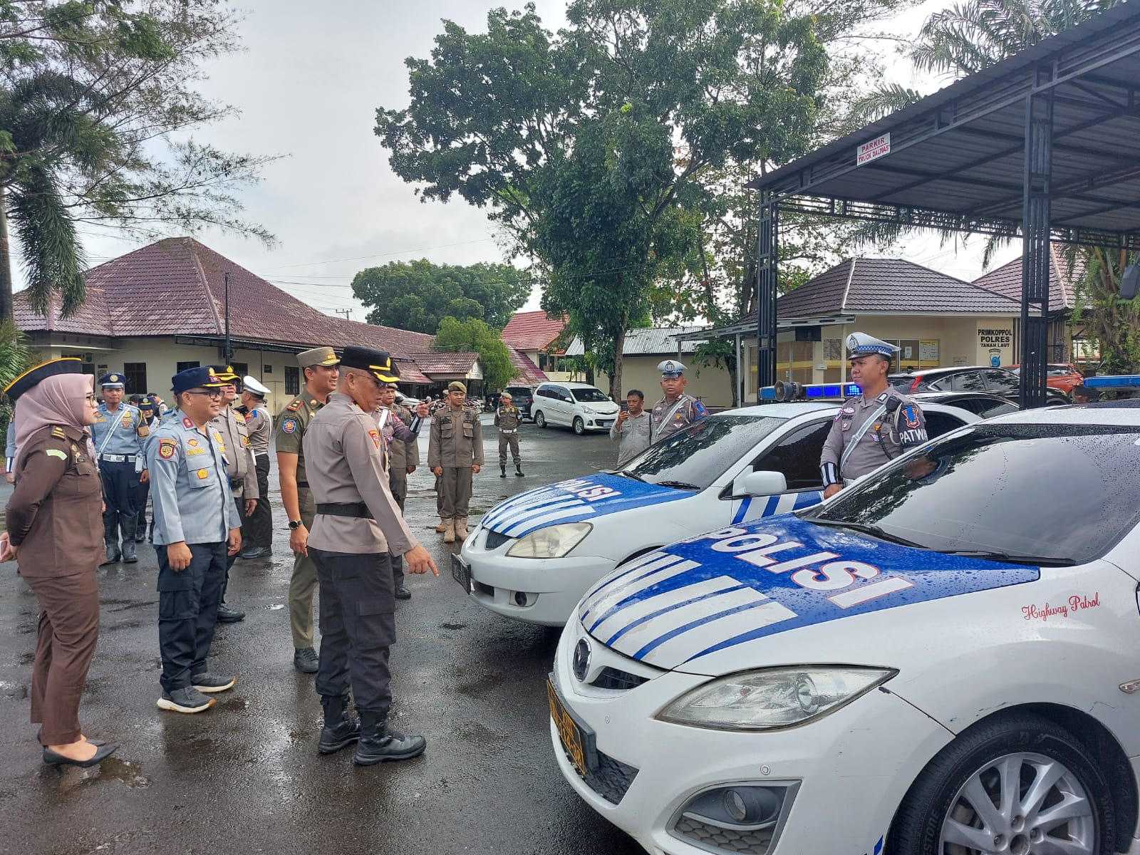 SAMBUT RAMADAN: Wakapolres Tala, Kompol Andri Hutagalung mengecek sejumlah kendaraan patroli milik Satlantas Polres Tala.