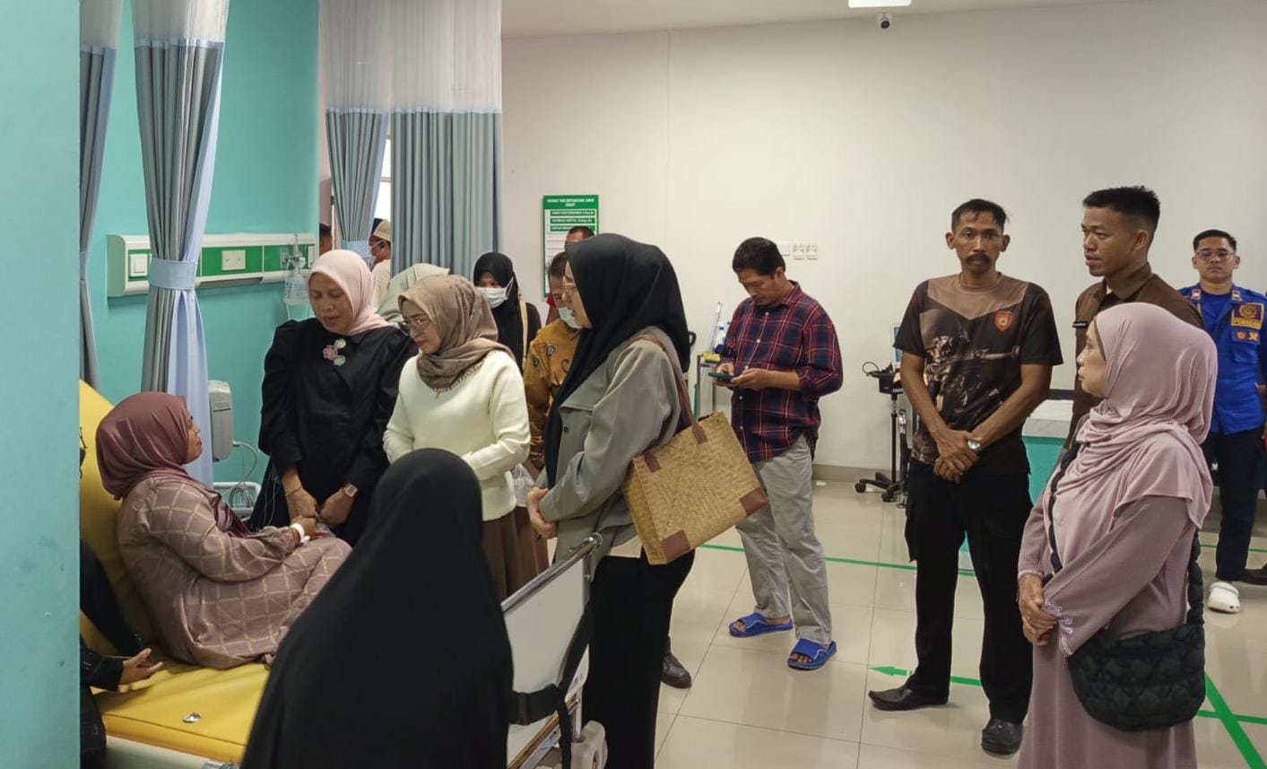 KERACUNAN: Kasus keracunan massal di Desa Baruh Tabing, Kecamatan Banjang, HSU saat dilarikan ke RSUD Pambalah Batung Amuntai.
