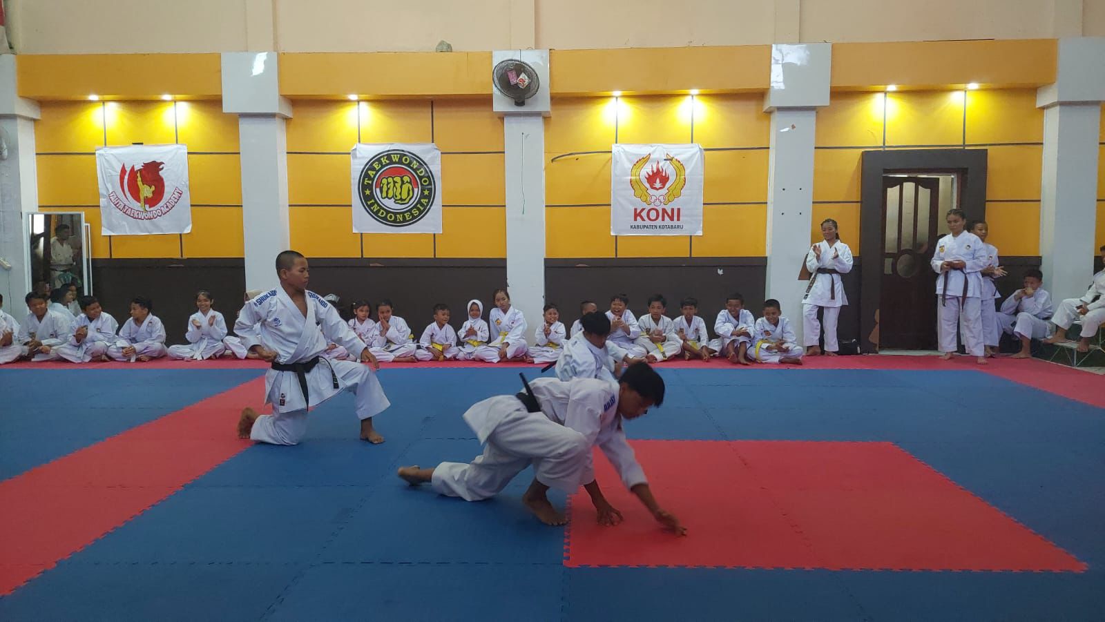 ATRAKSI: Karateka Kotabaru sedang melakukan pertunjukan di kenaikan sabuk.