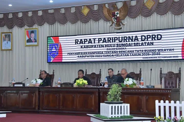 PENYAMPAIAN RANPERDA:Sekda HSS bersama Wakil Ketua I DPRD HSS dalam forum Rapat Paripurna, Senin (2/2/2026).