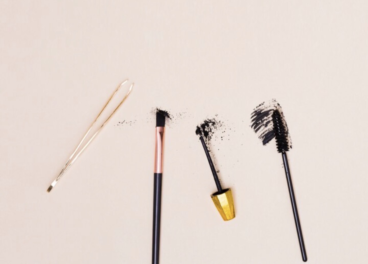 HARUS DIBERSIHKAN: Peralatan makeup perlu dibersihkan berkala agar tak menjadi sarang bakteri. (Foto: Freepik)