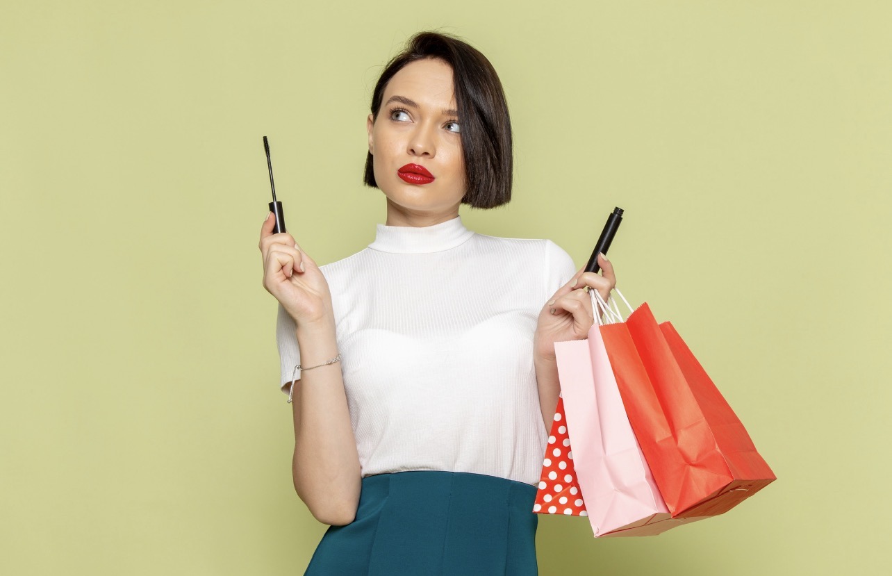 KONSUMTIF: Shopping makeup kadang tak terkendali, ujung-ujungnya barang menumpuk. (Foto: Freepik)