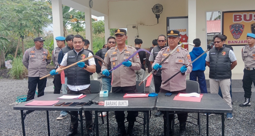PRESS RILIS: Wakapolsek Banjarmasin AKP Umprasetio Hari bersama Kanit Reskrim AKP Joko Sulistyo Sriyono memperlihatkan senjata tajam yang diduga akan digunakan untuk tawuran.