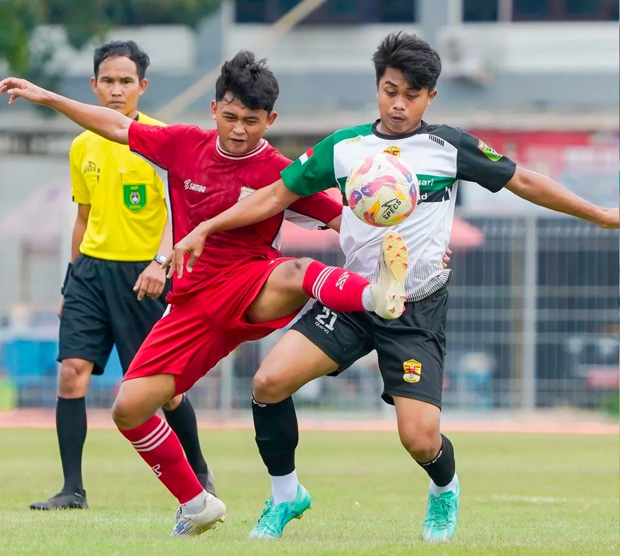BERTANDING: Persepan Pagatan (putih) saat bertanding melawan Persetala dalam laga sepakbola kompetisi daerah.