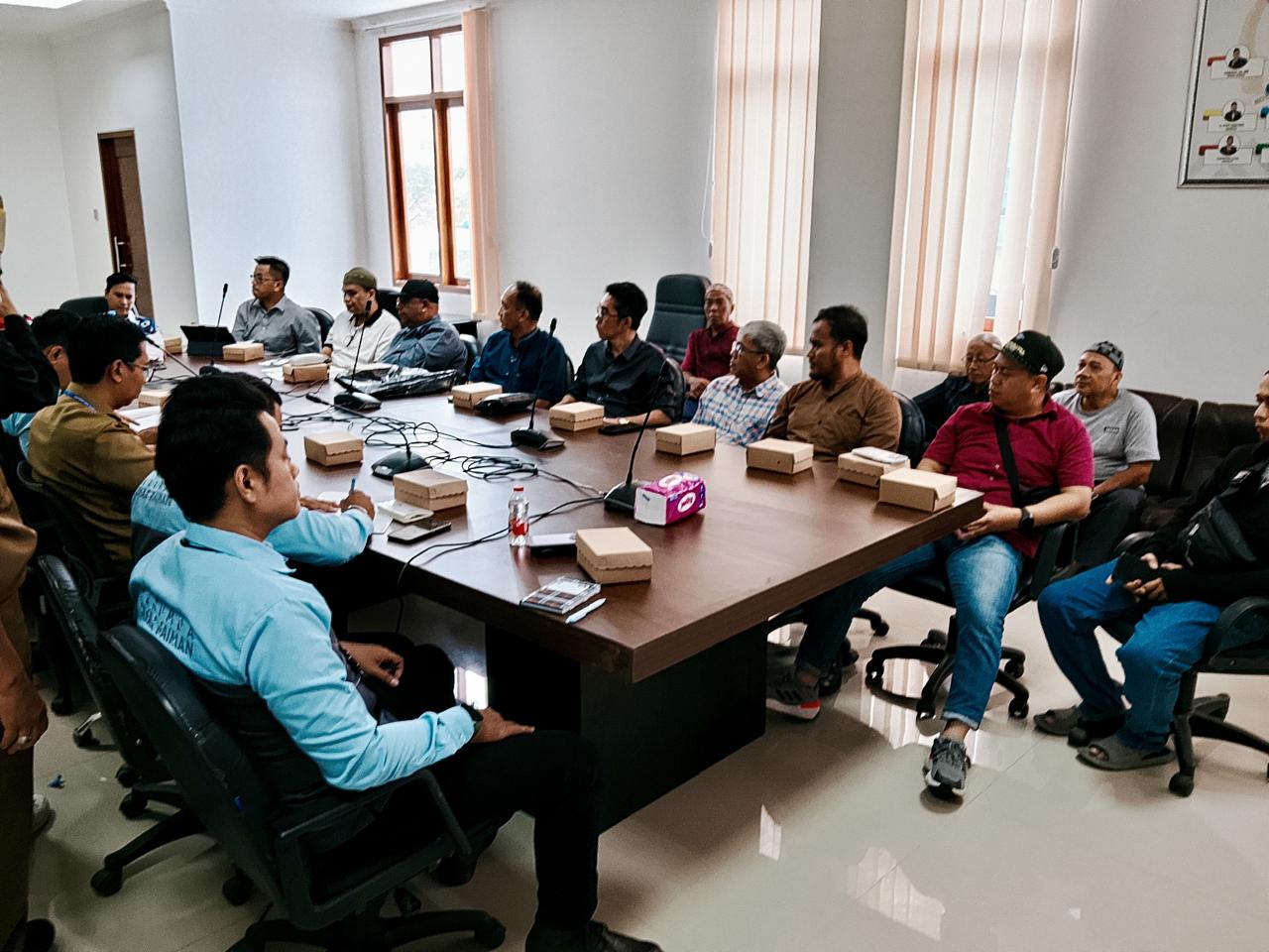 DIPUTUSKAN DITUNDA: Perwakilan pedagang Sentra Antasari dimediasi DPRD Banjarmasin bertemu Perumda Pasar dan Pemko Banjarmasin pada Senin (2/2/2026), membahas polemik penarikan sewa kios, toko dan los