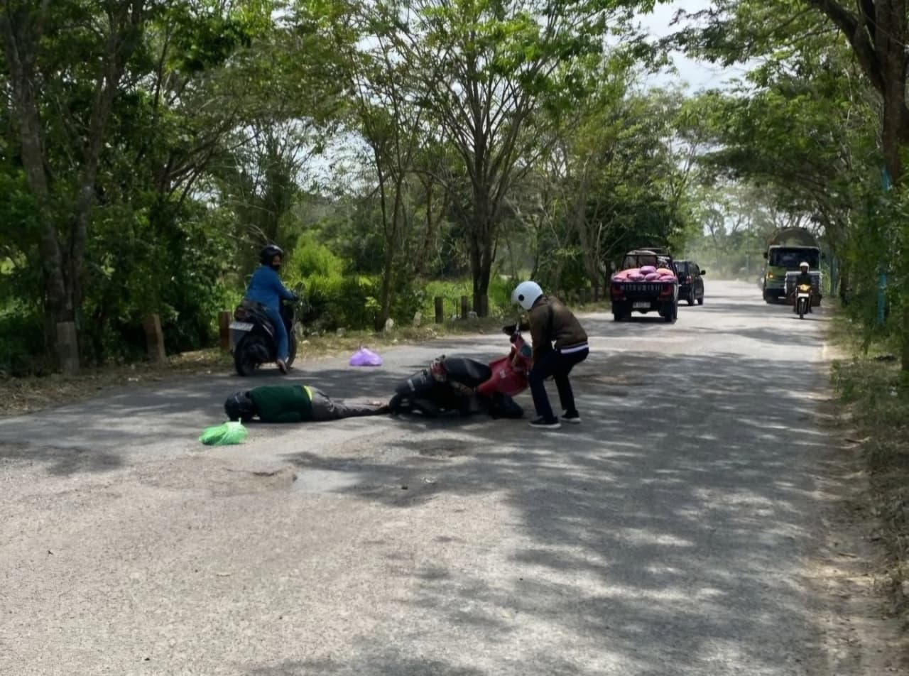 BIKIN RESAH: Jalan berlubang di Jalan Kapar-Walangsi HST picu kecelakaan tunggal akhir bulan Januari tadi.