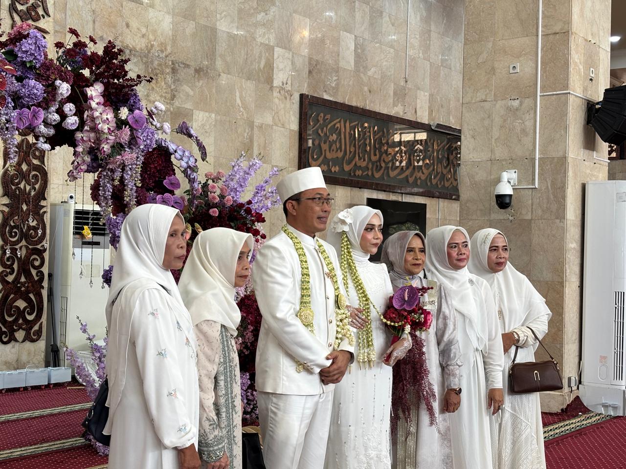 HADIR: Rekan sejawat dan keluarga kedua mempelai hadir dalam prosesi pernikahan Sekda Banjarbaru Sirajoni dan Atika Anggraini di Masjid Raya Sabilal Muhtadin Banjarmasin.