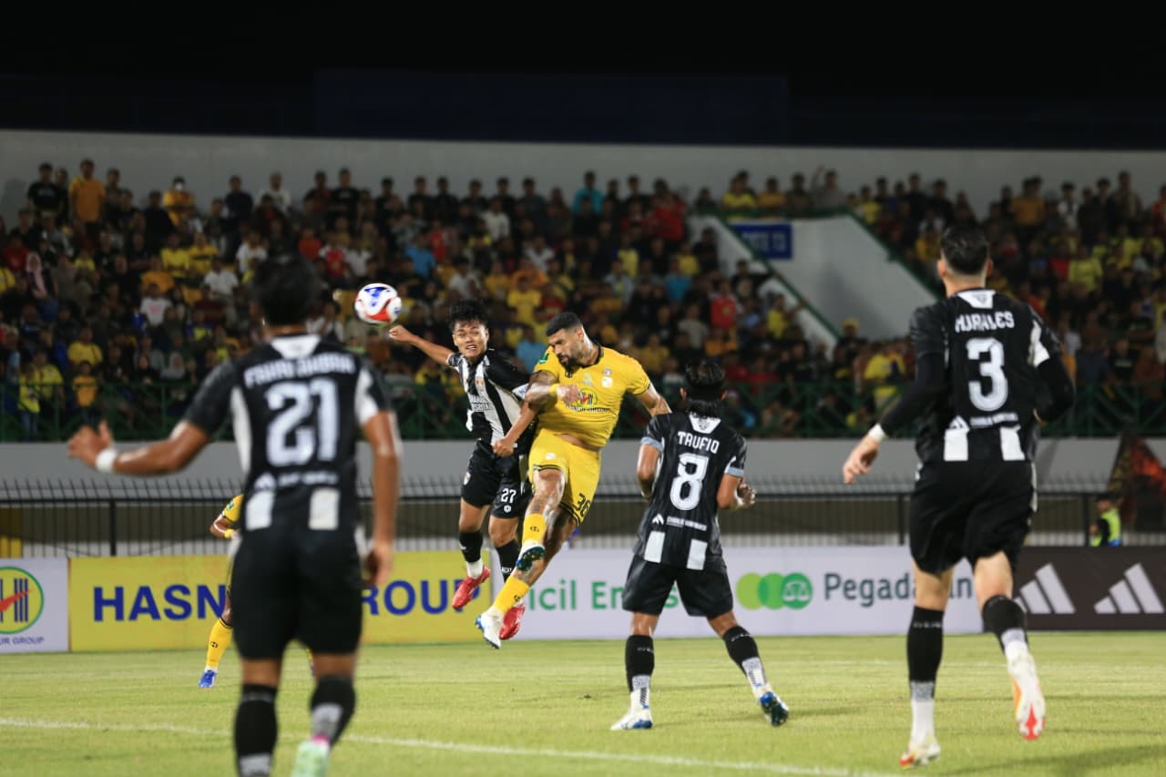 LIGA 2: Pemain Barito Putera berusaha beradu sundulan di laga putaran kedua Championship 2025/2026. Laskar Antasari mengakhiri fase ini sebagai runner-up Grup 2.