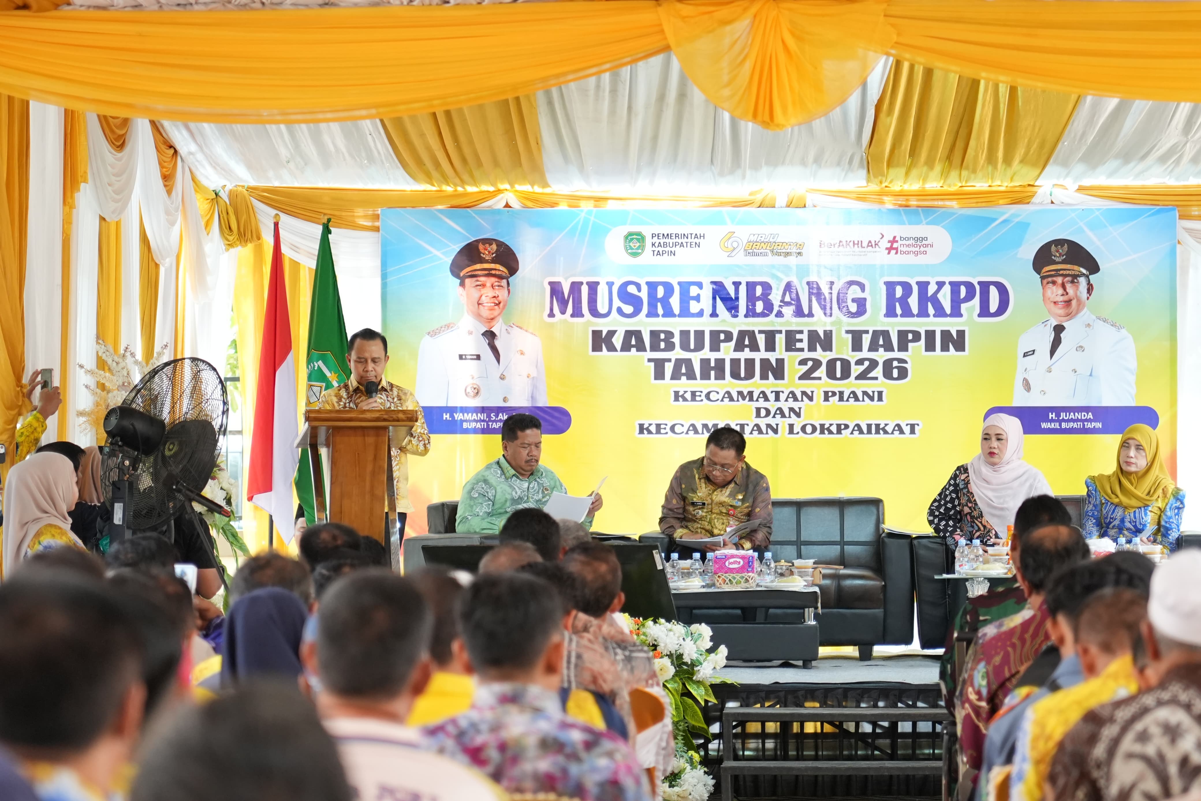 SERAP ASPIRASI: Anggota DPRD Tapin Rustan Nawawi mendengarkan desakan warga di Musrenbang Kecamatan Piani dan Lokpaikat terkait pembangunan jalan.