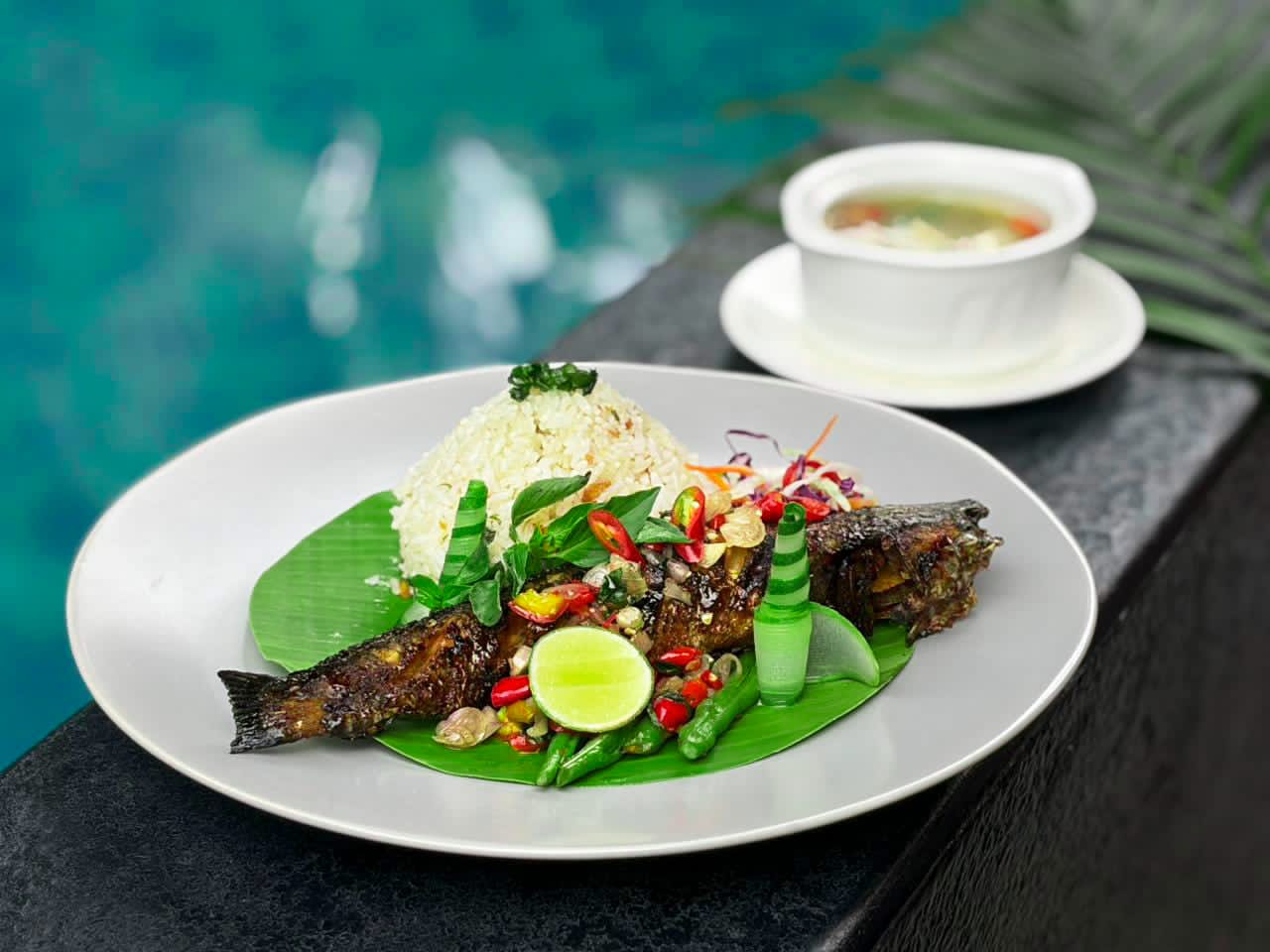 KHAS BANJAR:fave+ Hotel Banjarbaru menghadirkan signature dish Haruan Bakar Nasi Daun Jeruk di Lime Restaurant.