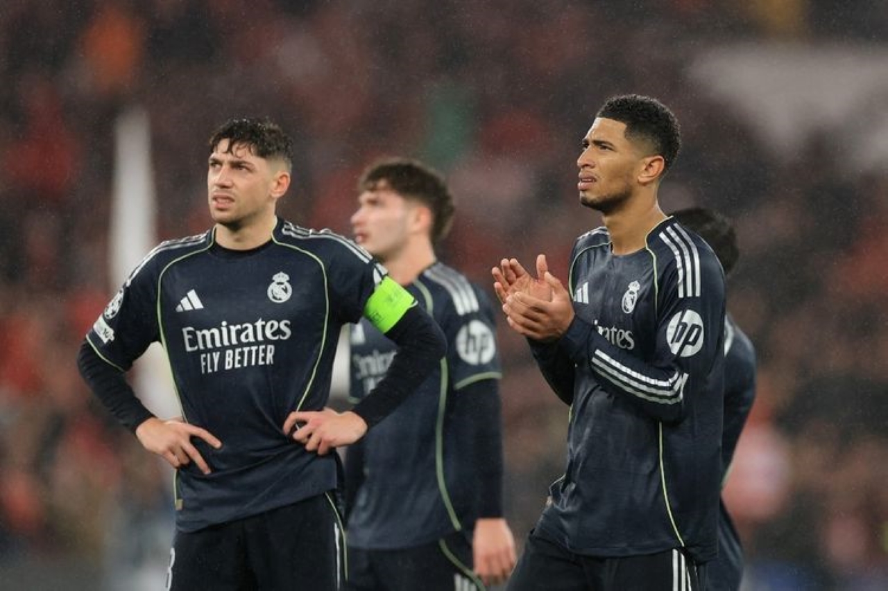 MENYEMANGATI: Gelandang Real Madrid, Federico Valverde (kiri) dan Jude Bellingham (kanan) menyemangati para pendukung setelah kalah dalam laga pekan ke-8 fase liga Liga Champions