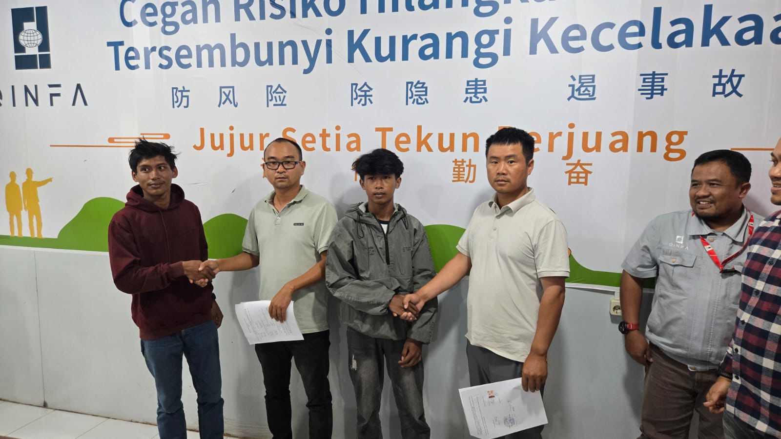 DAMAI: Mediasi karyawan Lokal dan TKA China PT SDE Damai di hadapan Polres Kotabaru. Foto: Humas Polres Kotabaru.
