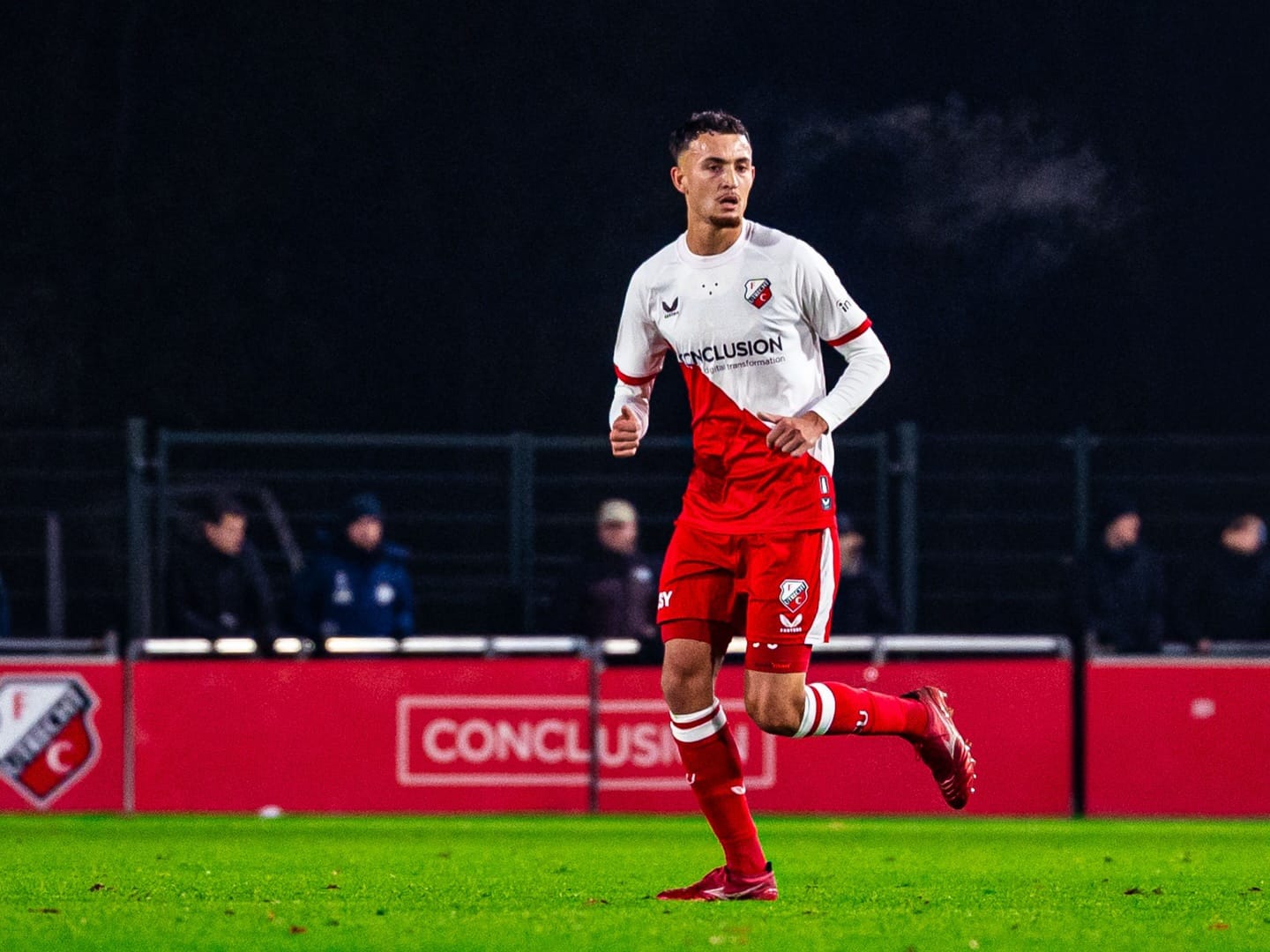 Ivar Jenner saat memperkuat FC Utrecht dalam laga kompetisi Belanda, sebelum resmi mengakhiri kontraknya dan berstatus bebas transfer. (dok jenner)