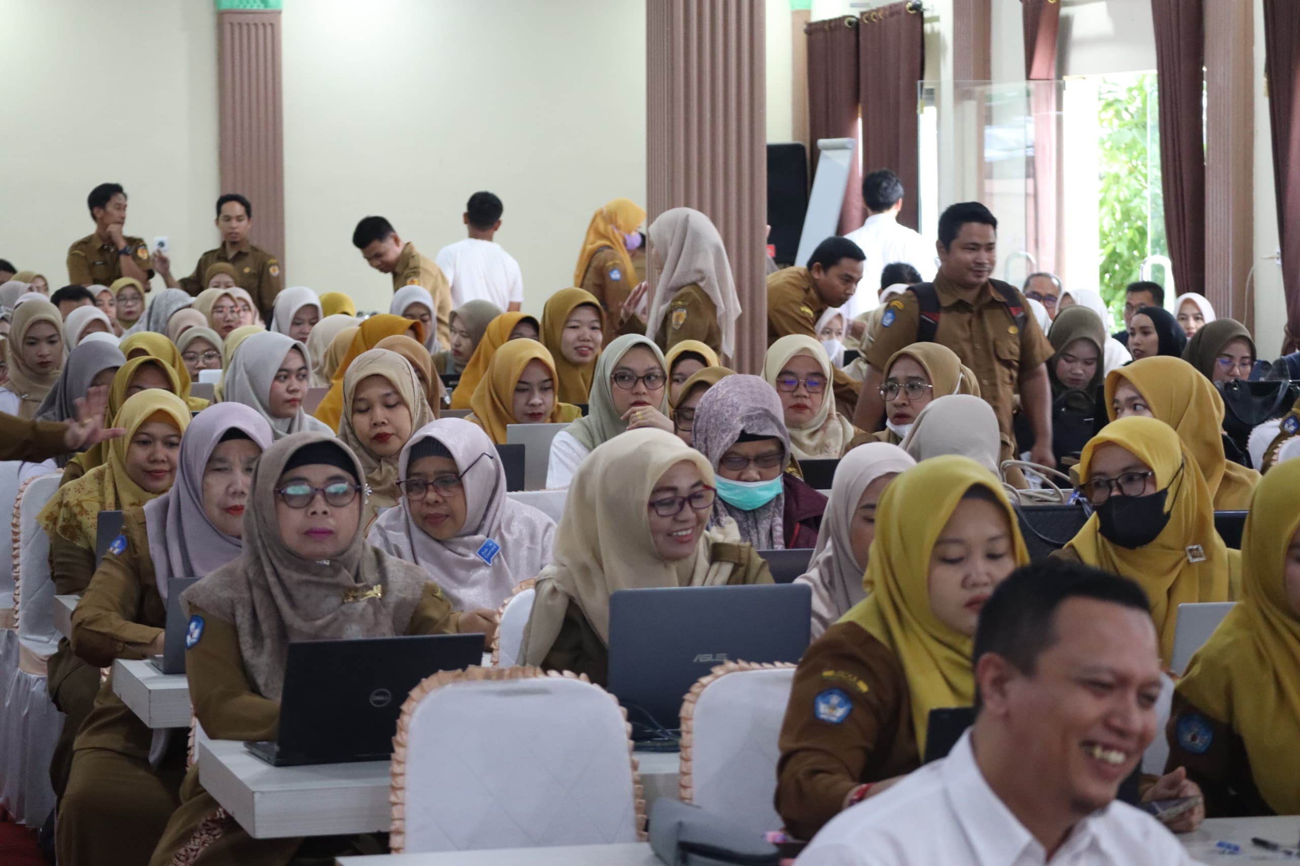 BELAJAR: Ratusan guru di HST dari berbagai jenjang dilatih menggunakan AI.