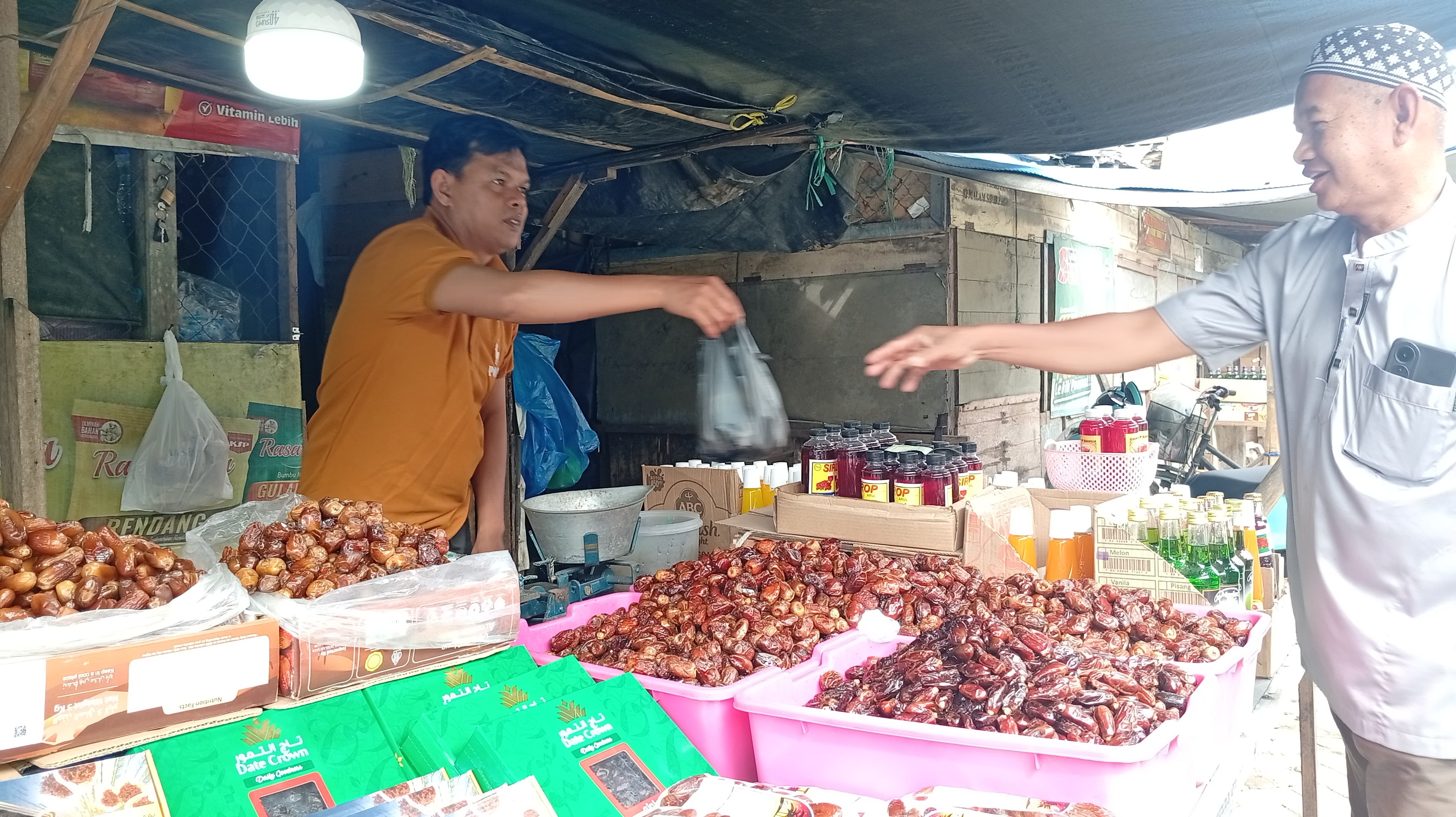 VARIASI: Harga kurma bervariasi di Pasar Los Batu Kandangan. (Foto: M. Padil Ihsan/Radar Banjarmasin)