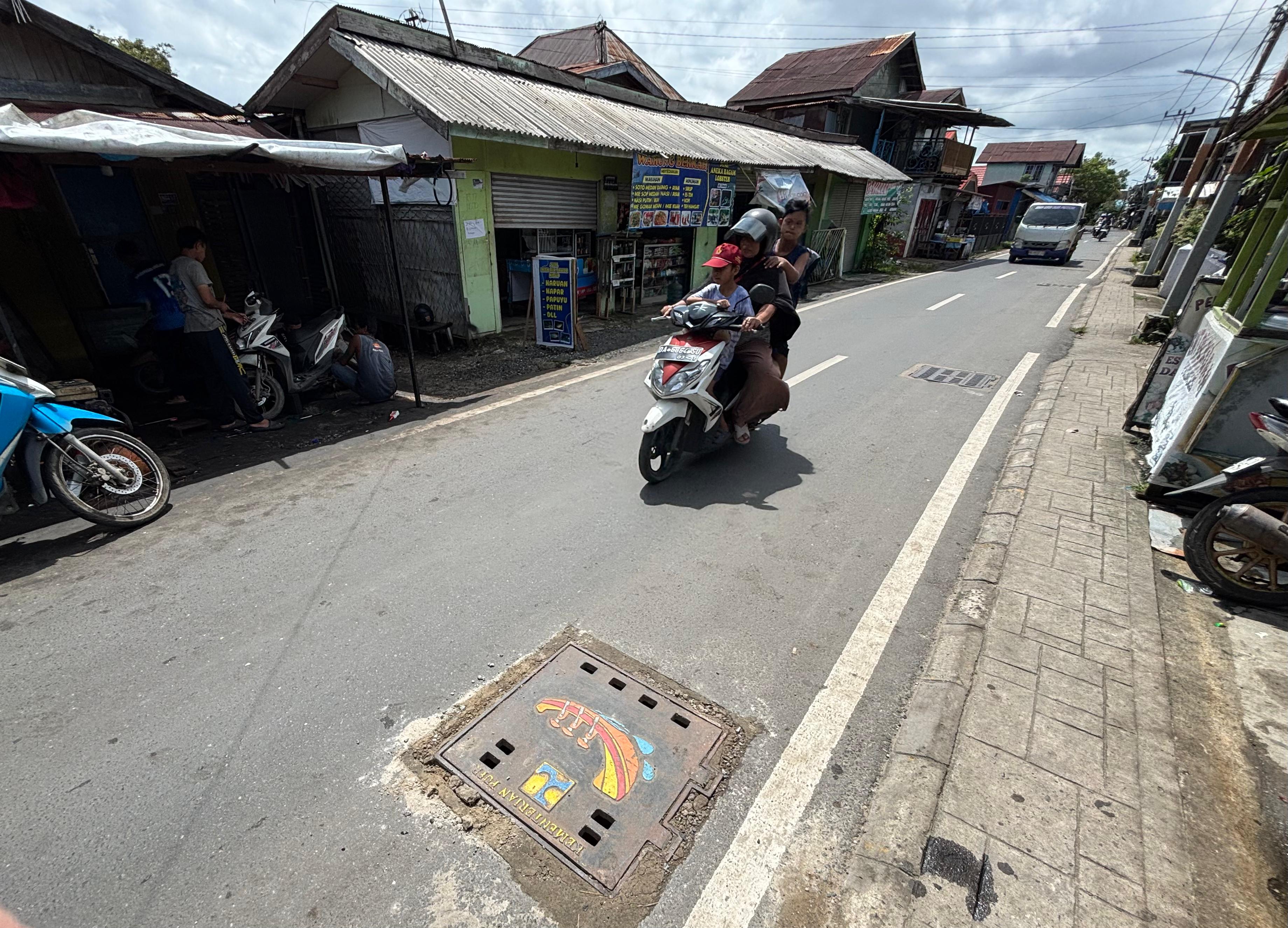 Salah satu tutup drainse, di Jalan Kuin Selatan, Banjarmasin Barat yang sempat terbuka akibat diduga sempat dicuri kini telah diganti. (Zulvan Rahmatan/Radar Banjarmasin)