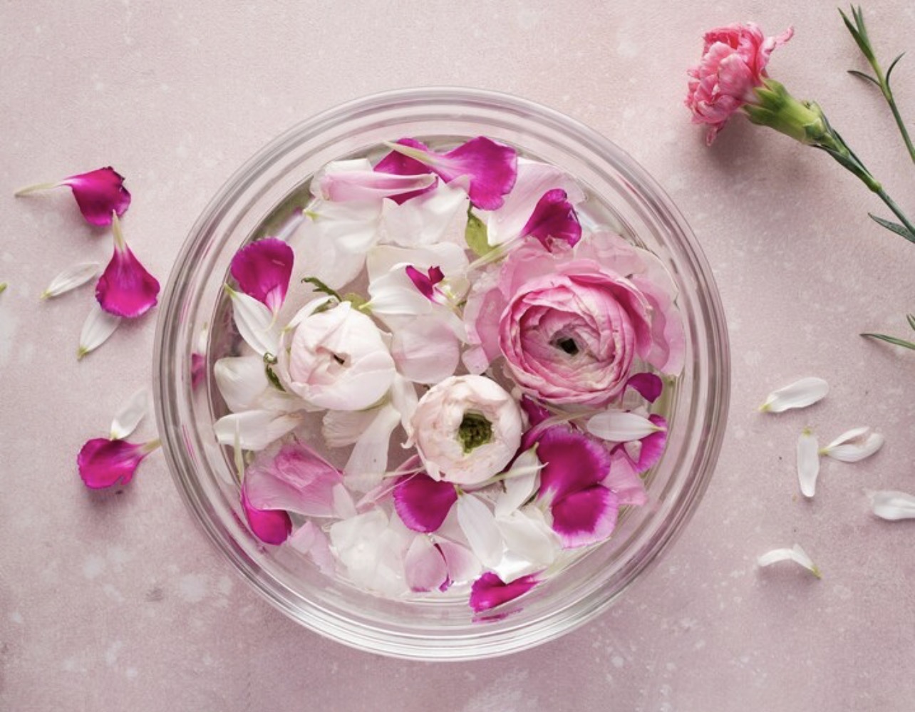 BAHAN ALAMI: Air mawar juga salah satu bahan alami yang dapat dimanfaaatkan untuk masker wajah. (Foto: Freepik)