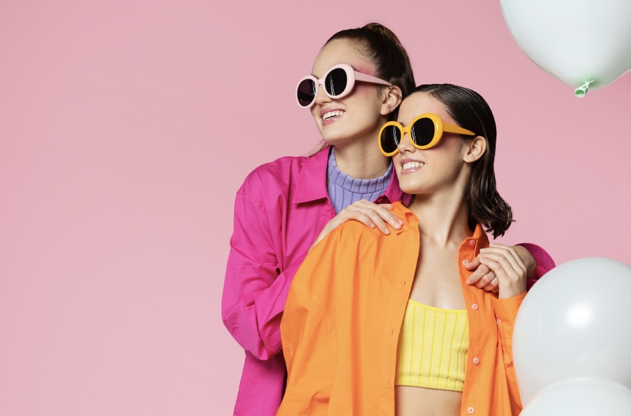 COLORFUL: Busana adalah media ekspresi, termasuk dalam hal padu padan warna yang mencolok. (Foto: Freepik)