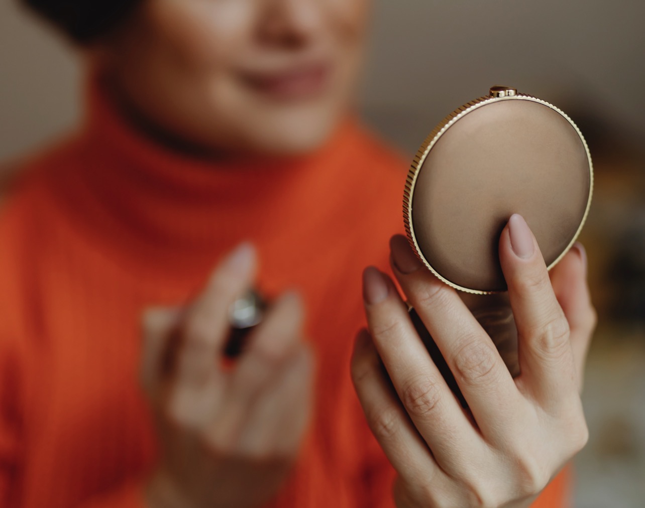 MATTE: Touch up dengan compact powder atau setting spray matte membantu mengatasi wajah berminyak. (Foto: Freepik)