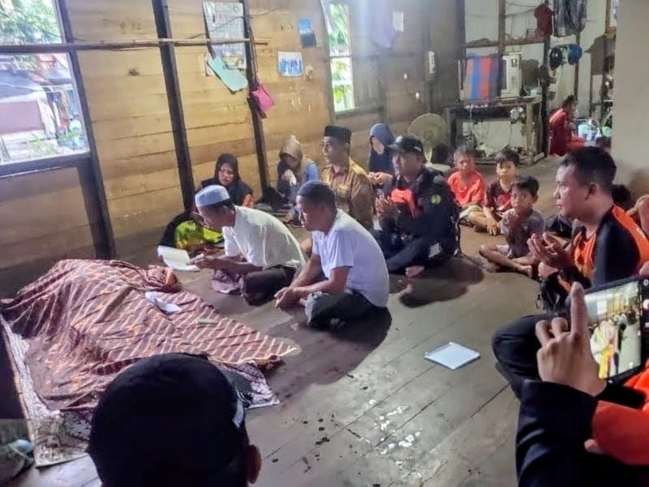 RUMAH DUKA: Suasana di rumah duka, setelah korban Adriansyah ditemukan oleh warga sekitar, Senin (2/2/2026).
