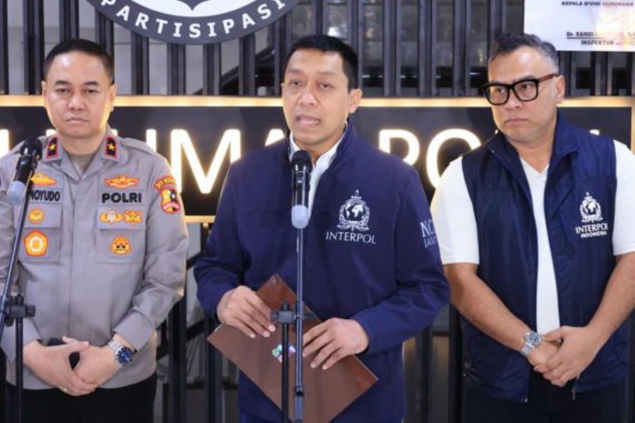 BERI KETERANGAN: Sekretaris NCB Interpol Indonesia Divhubinter Polri Brigjen Untung Widyatmoko. Interpol resmi menerbitkan red notice terhadap Mohammad Riza Chalid.