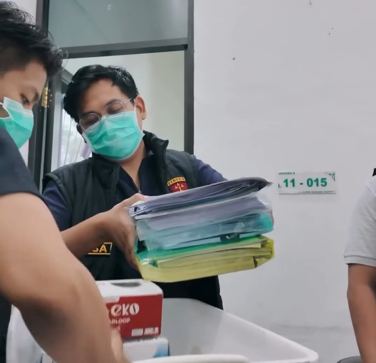 SITA BERKAS: Penyidik Kejaksaan Negeri Balangan melakukan penggeledahan di Kantor Disperindag Balangan terkait penyidikan dugaan korupsi pembangunan dan revitalisasi Pasar Uren, Kecamatan Halong.