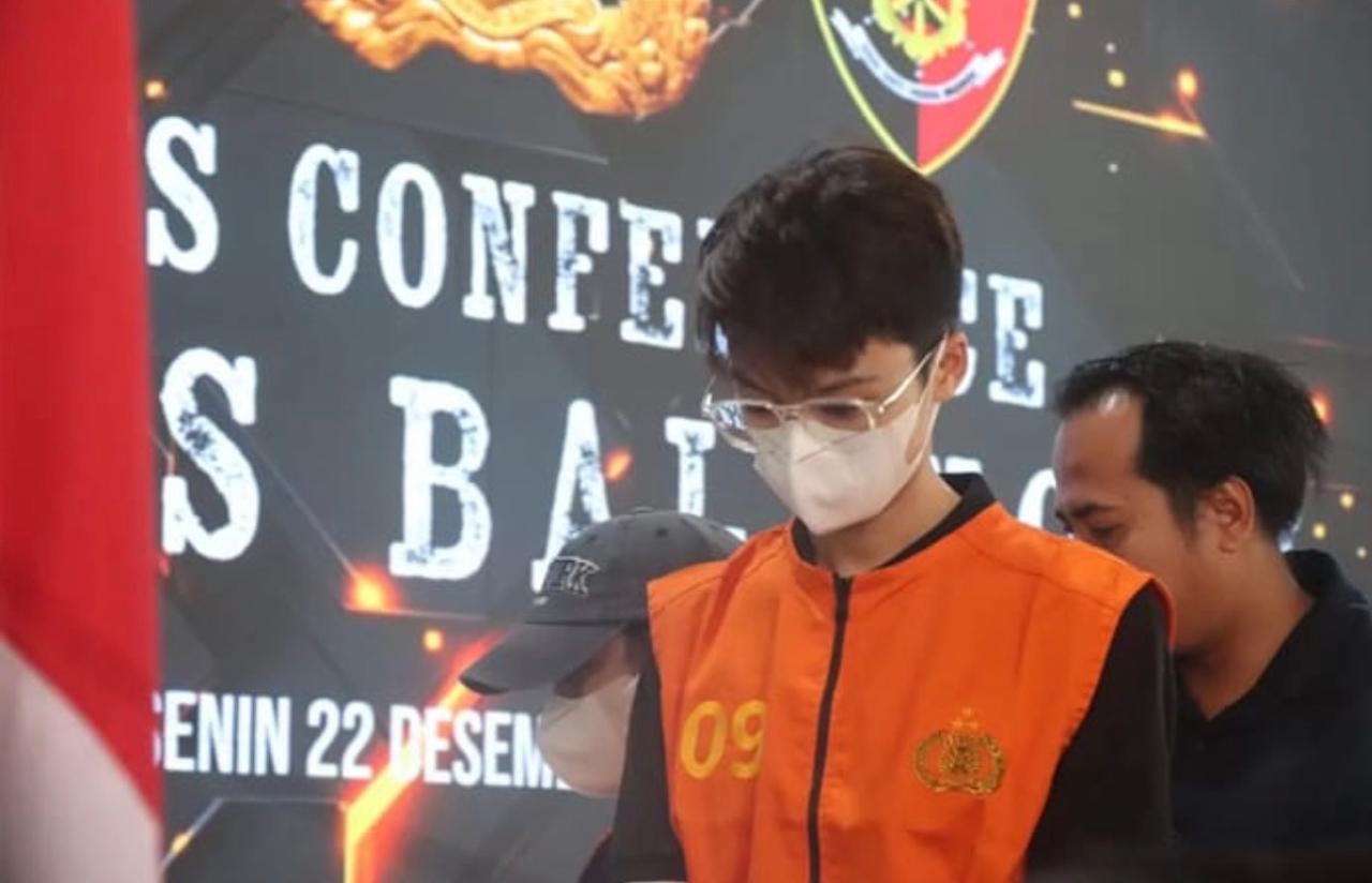 Fazar Bungas digiring petugas menuju sel khusus di Rutan Polres Balangan untuk menjalani penahanan dengan pengawasan ketat.