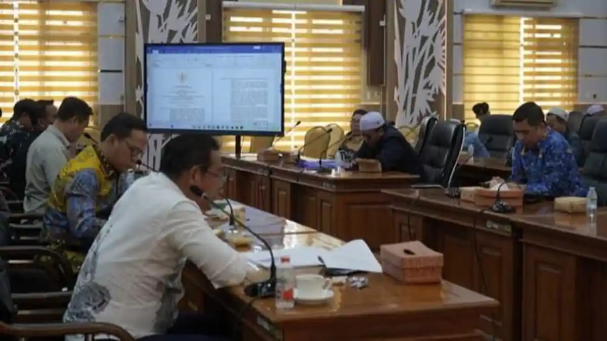 Rapat Dengar Pendapat Umum DPRD Kabupaten Balangan membahas Raperda Fasilitasi Penyelenggaraan Pesantren dengan melibatkan perwakilan pesantren dari berbagai kecamatan.