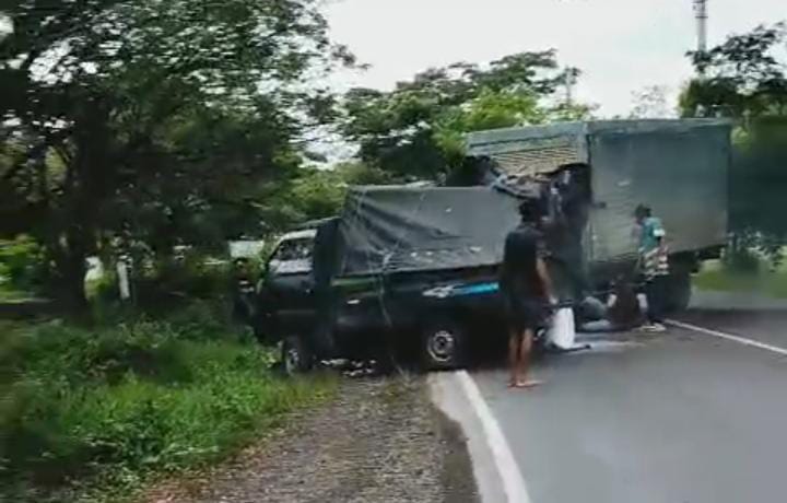Mobil Pikap dan Truk terlibat tabrakan di Jalan Bypass Desa Baluti, Kandangan.