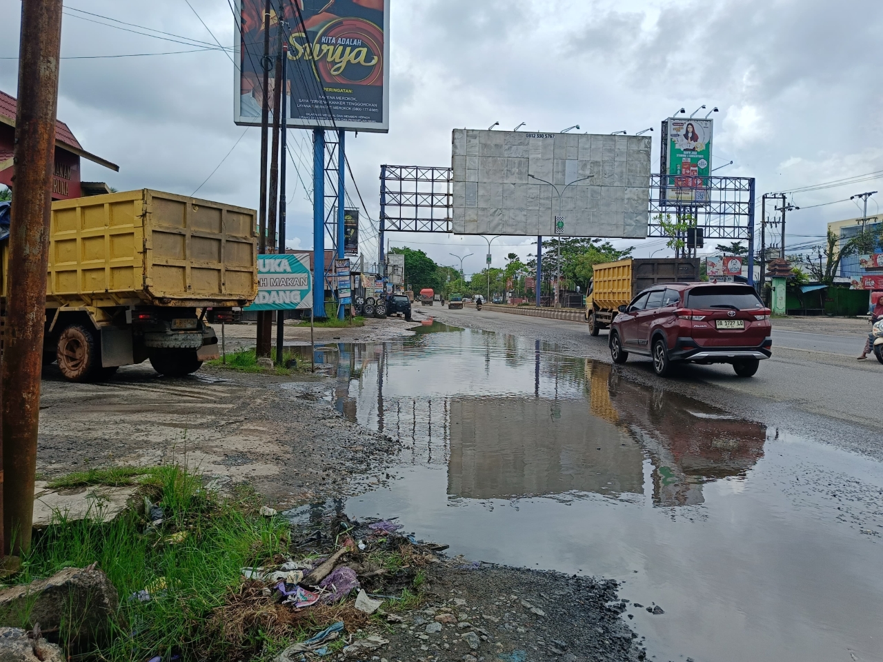 GENANGAN ABADI: Permasalahan genangan abadi di Jalan A Yani Kilometer 19, Kecamatan Liang Anggang, Kota Banjarbaru segera ditangani.