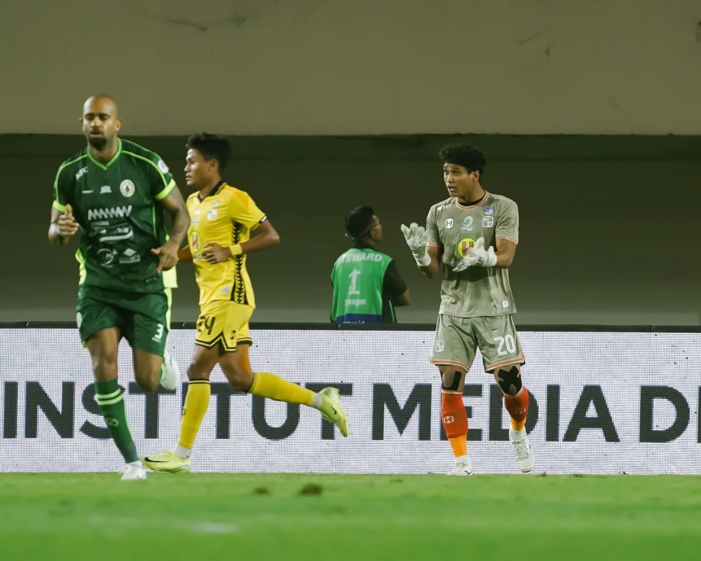 GEMILANG: Muhammad Ridho tampil gemilang di bawah mistar gawang Barito Putera saat menghadapi PSS Sleman di Stadion Maguwoharjo, Sabtu (31/1/2026) malam. (dok barito)