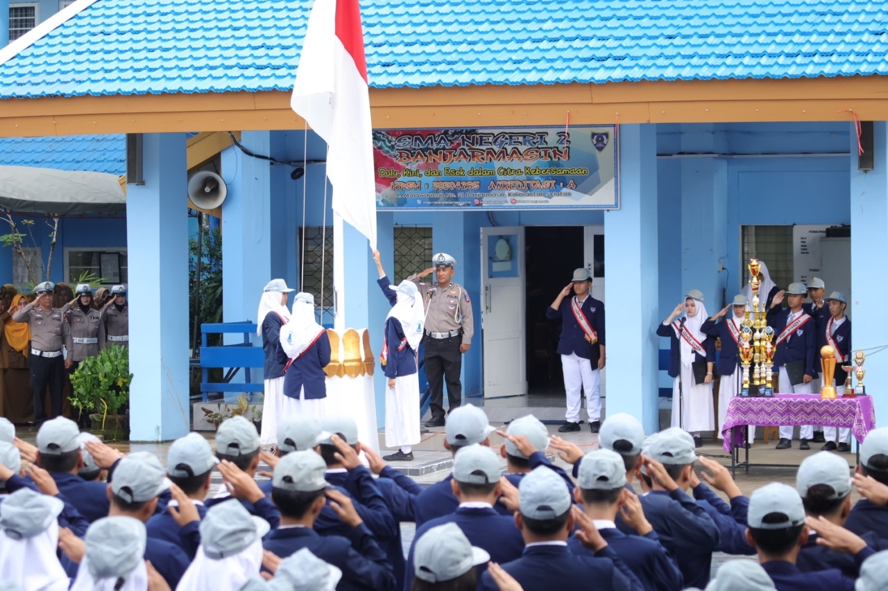 EDUKASI: Program Police Goes to School dan Polantas Menyapa berlangsung di SMAN 2 Banjarmasin pada apel Senin pagi.