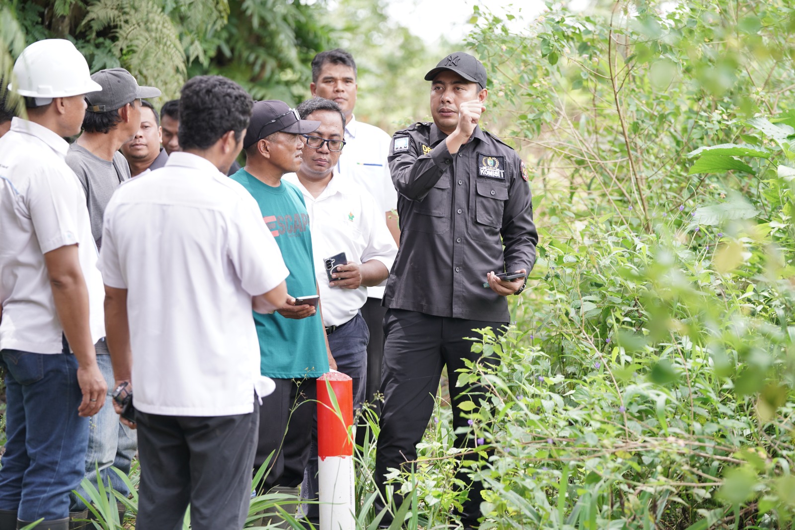 CEK : Ketua Komisi I DPRD Kabupaten Tanah Laut (Tala) Yoga Pinis Suhendra beserta jajaran saat mengecek lahan yang bersengketa antara warga Desa Panggung Baru dengan PTPN IV Regional V. (Foto : Humas