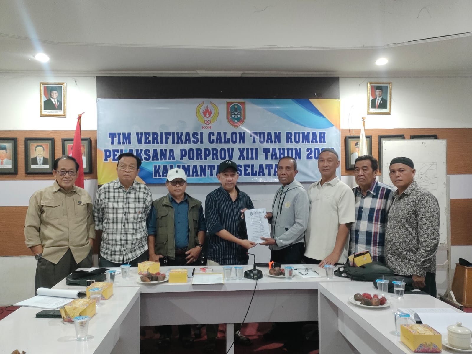 Penyerahan berkas permohonan calon tuan rumah Porprov XIII 2029 dari KONI Provinsi Kalimantan Selatan kepada Tim Verifikasi, sebagai tahapan awal proses penilaian kesiapan Kabupaten Hulu Sungai Utara