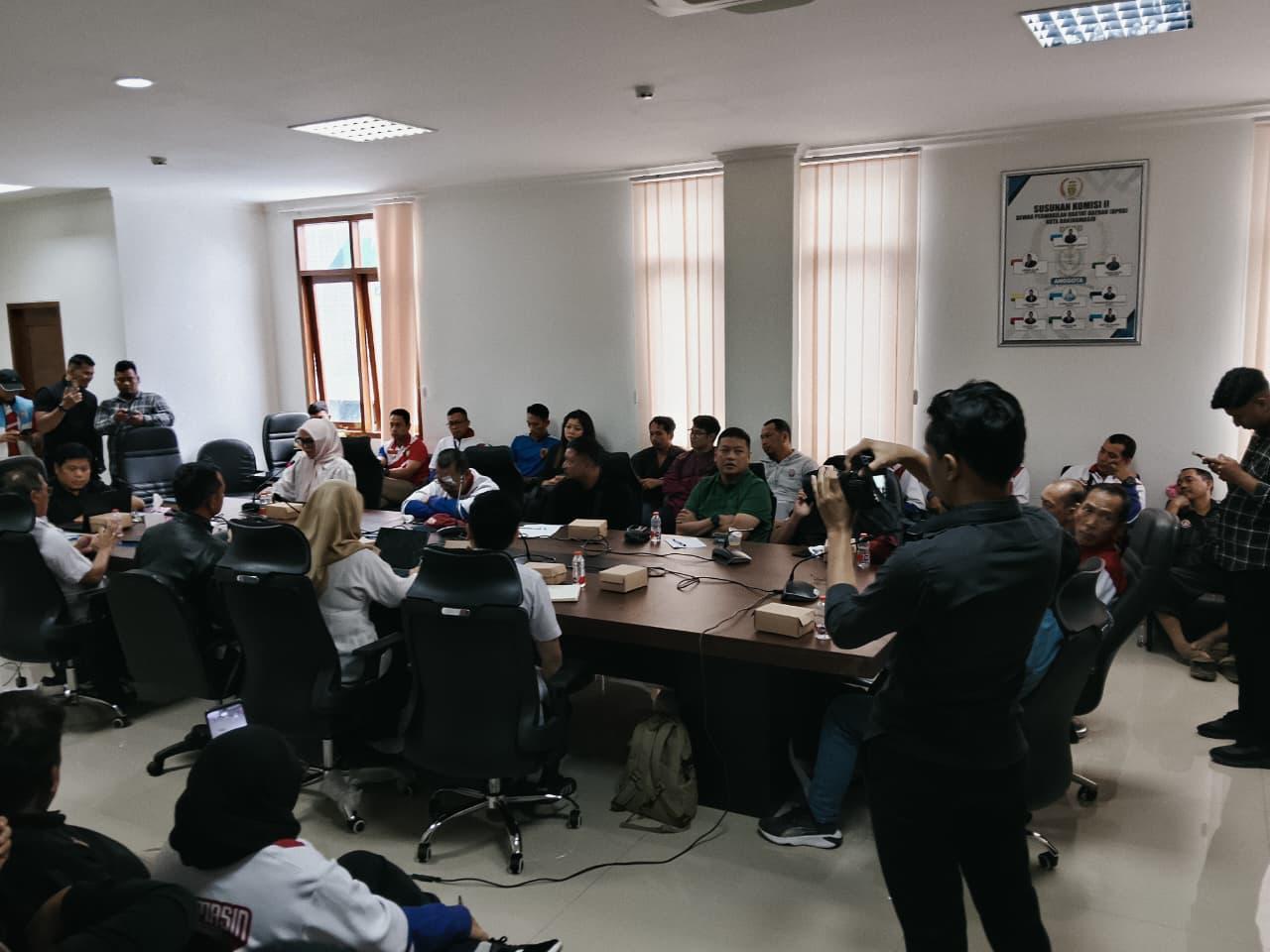 Wakil Ketua Komisi II DPRD Kota Banjarmasin Hendra berdialog dengan KONI dan puluhan atlet peraih medali, disaksikan Kepala Disporapar serta Kepala BPKPAD Edy Wibowo, dalam rapat dengar pendapat di DP