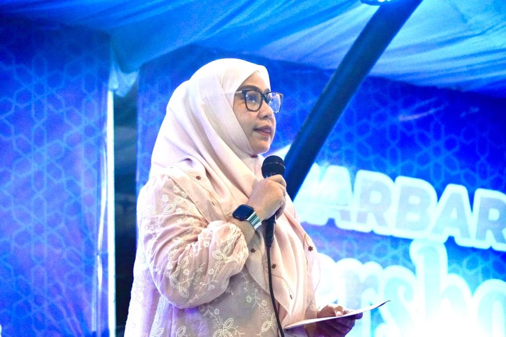 PENGUKUHAN : Wali Kota Banjarbaru, Hj Erna Lisa Halaby saat mengukuhkan Pengurus LPTQ Banjarbaru Selatan, Selasa (20/1/2026).
