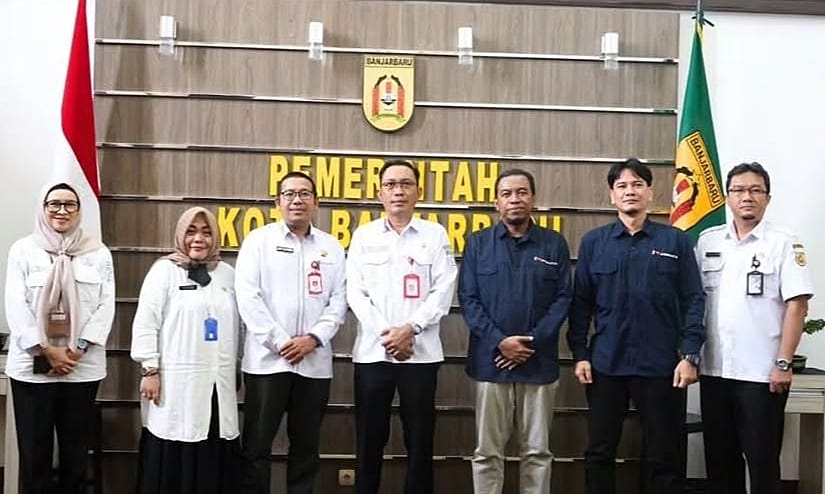 FOTO BERSAMA:Sekda Banjarbaru Sirajoni bersama jajaran dan Tim Arsitektur ULM usai pembahasan FS dan pra-desain Gedung Perpustakaan Daerah, Rabu (21/1/2026).